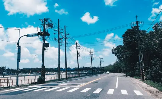 PostesSobreAvenida-533x325